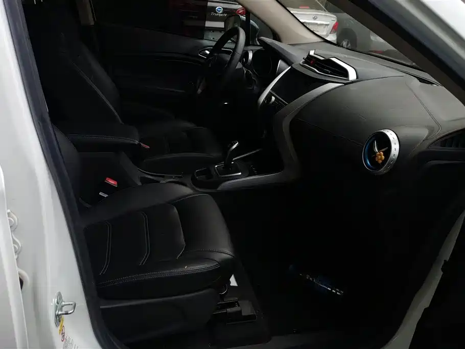 BYD Yuan New Energy 2018 EV360 Smart Connected Cool Edition фото 8