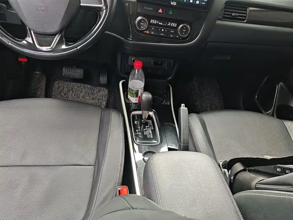 MITSUBISHI OUTLANDER