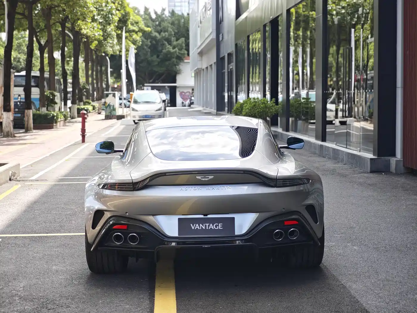 ASTON MARTIN V8 VANTAGE