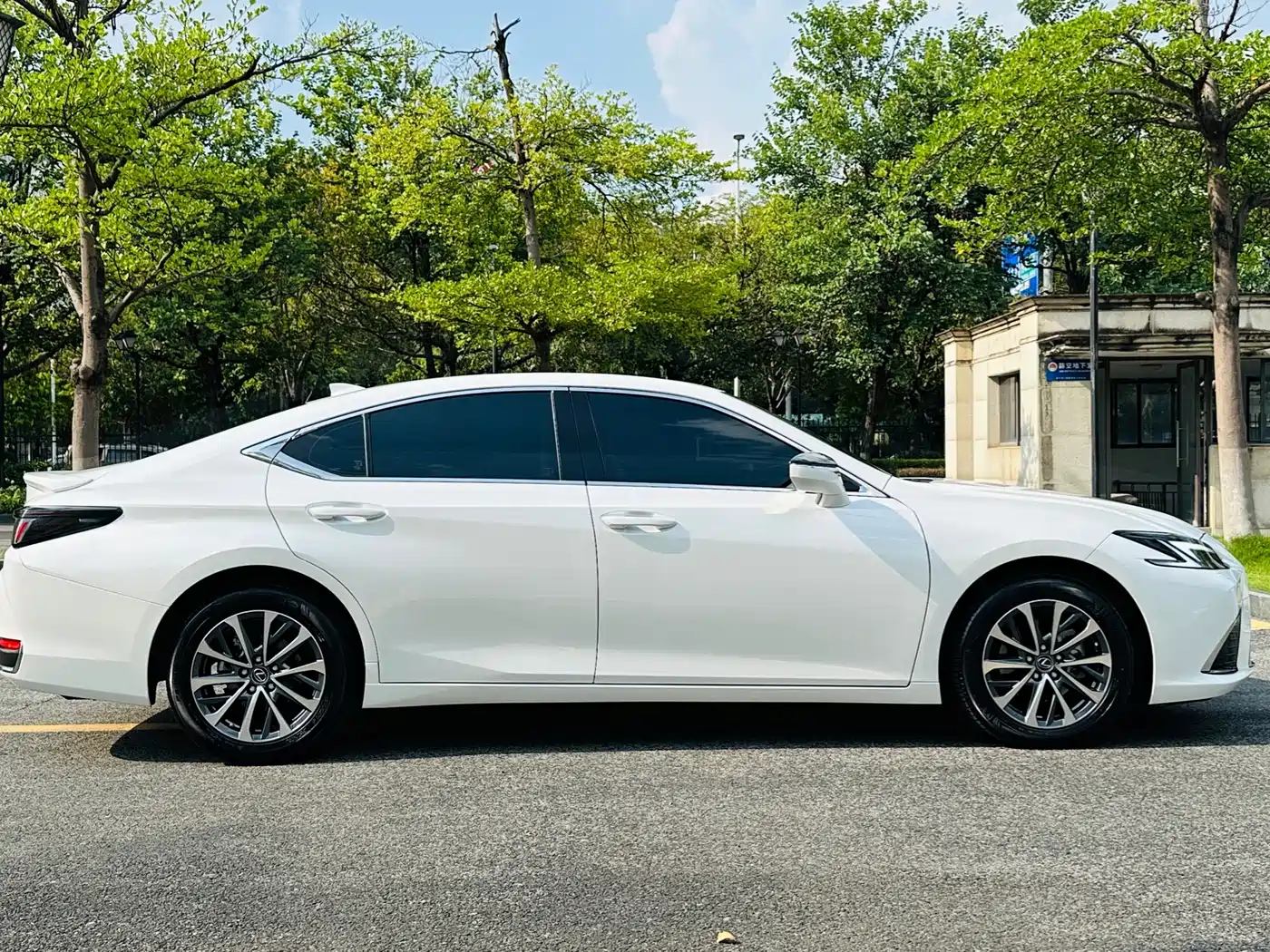 Lexus ES 2026 2025 300h Ultimate Edition