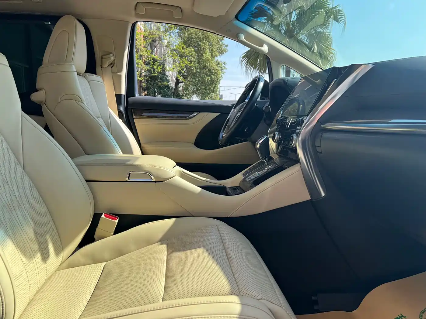 Toyota Alphard 2020 Hybrid 2.5L Premium Edition фото 4