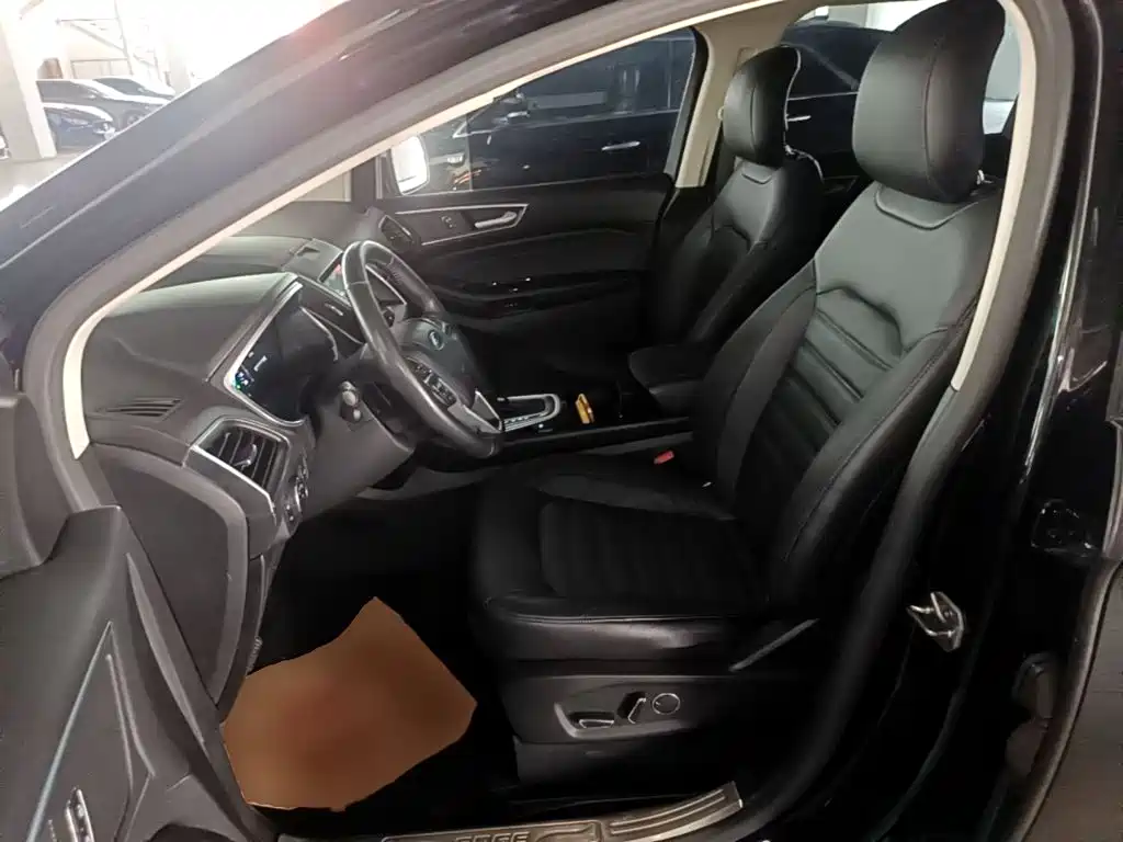 Фото 15 - Ford Edge