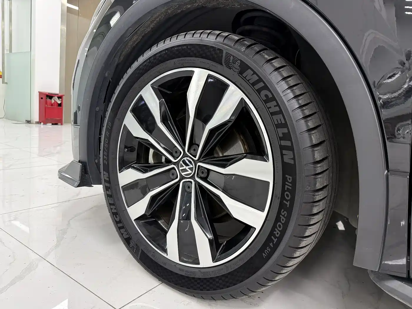 Volkswagen Tiguan L 2023 330TSI Auto 2WD R-Line Premium Edition фото 6