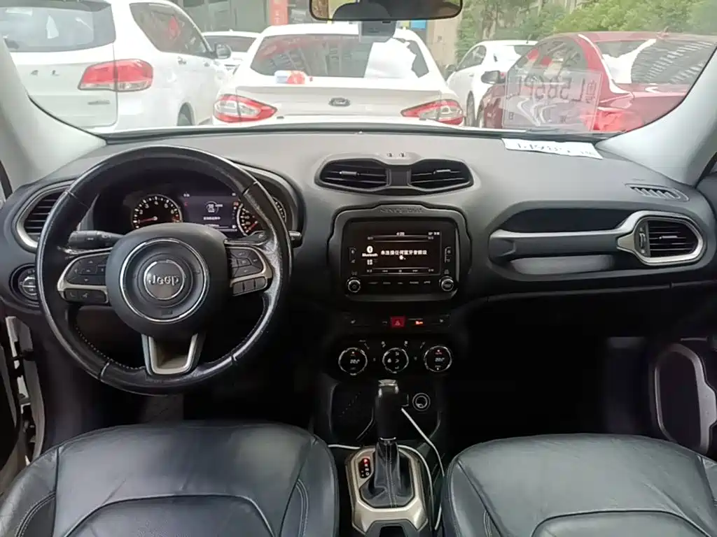 صورة 10 - Jeep Renegade