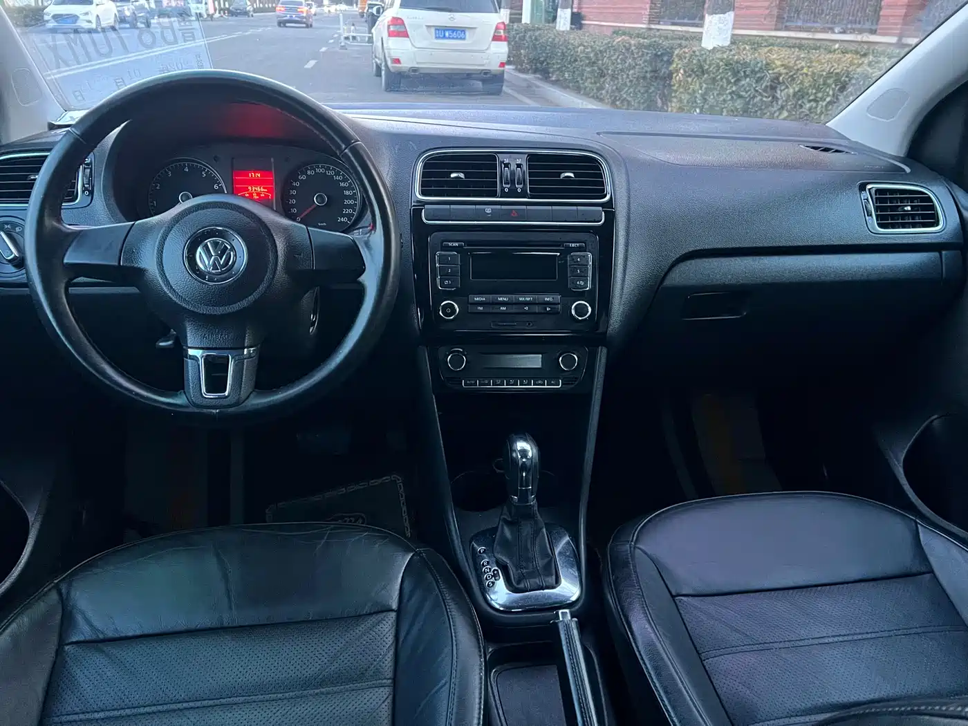 Volkswagen Polo 2011 1.6L Automatic Style Edition фото 10
