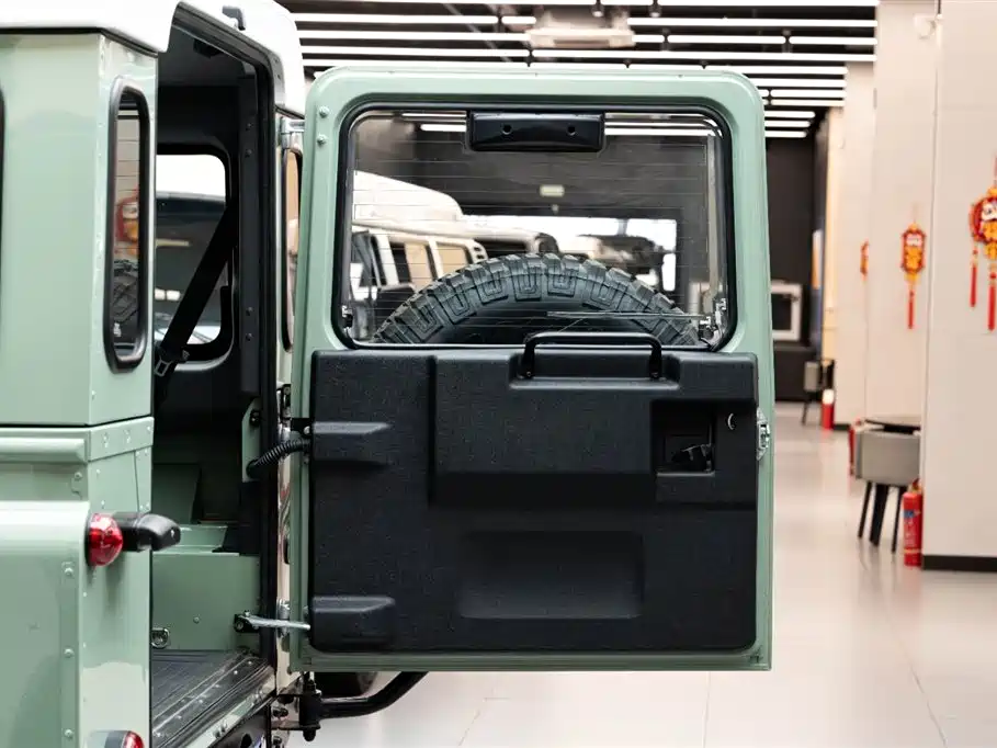 Land Rover Defender фото 17