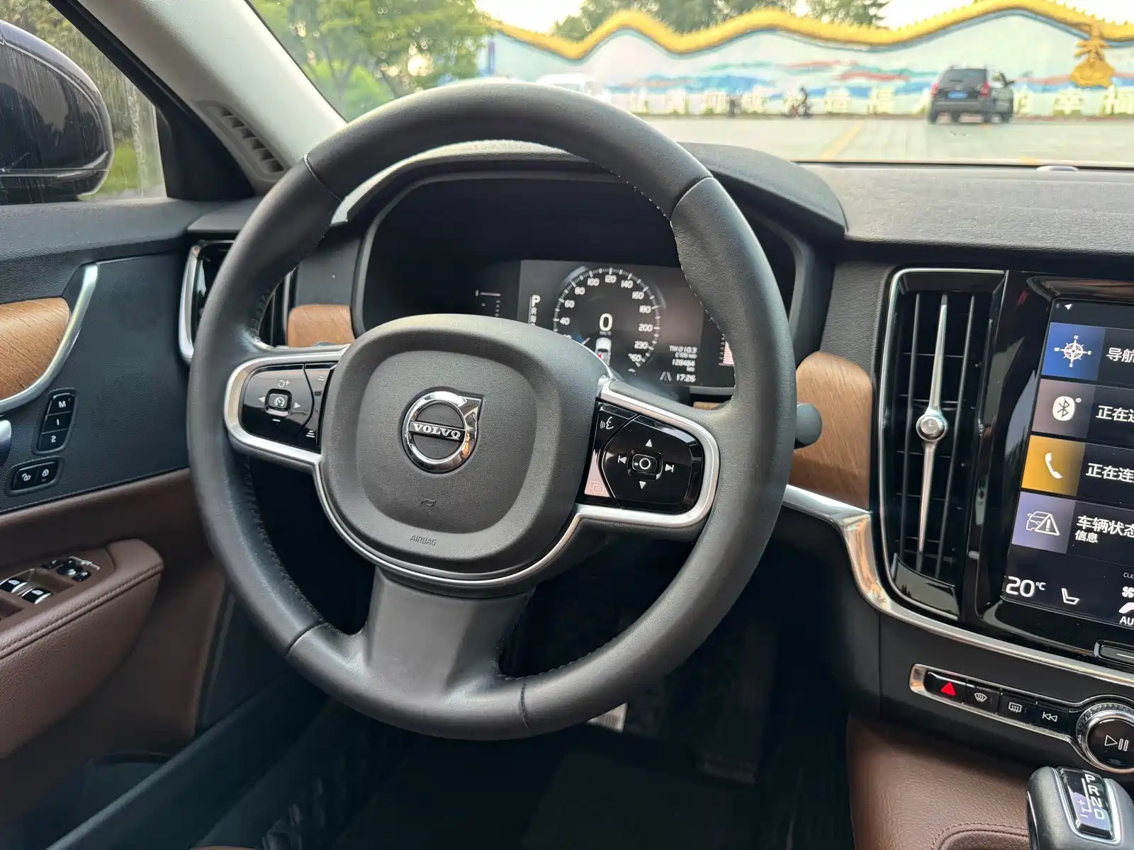 صورة 16 - Volvo S90