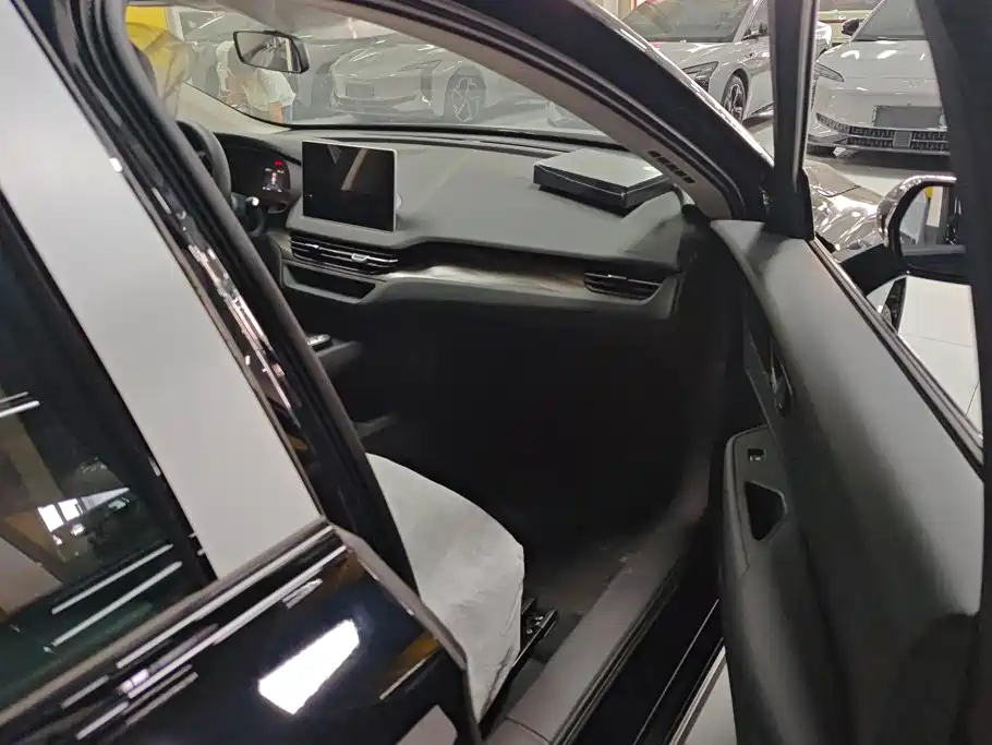 Hongqi E-QM5 2026 2025 610km PLUS