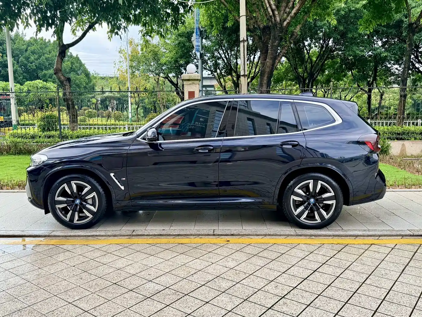 BMW iX3 2024 Leading Edition фото 3