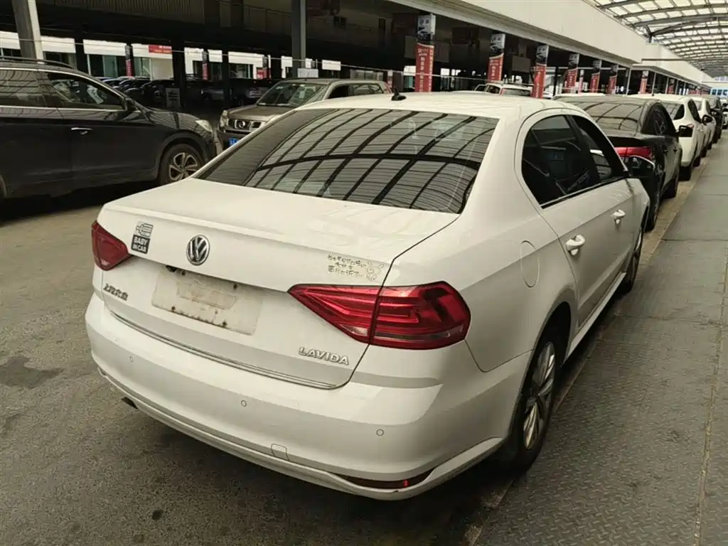 Volkswagen Lavida 2017 1.6L Automatic Comfort Edition фото 7