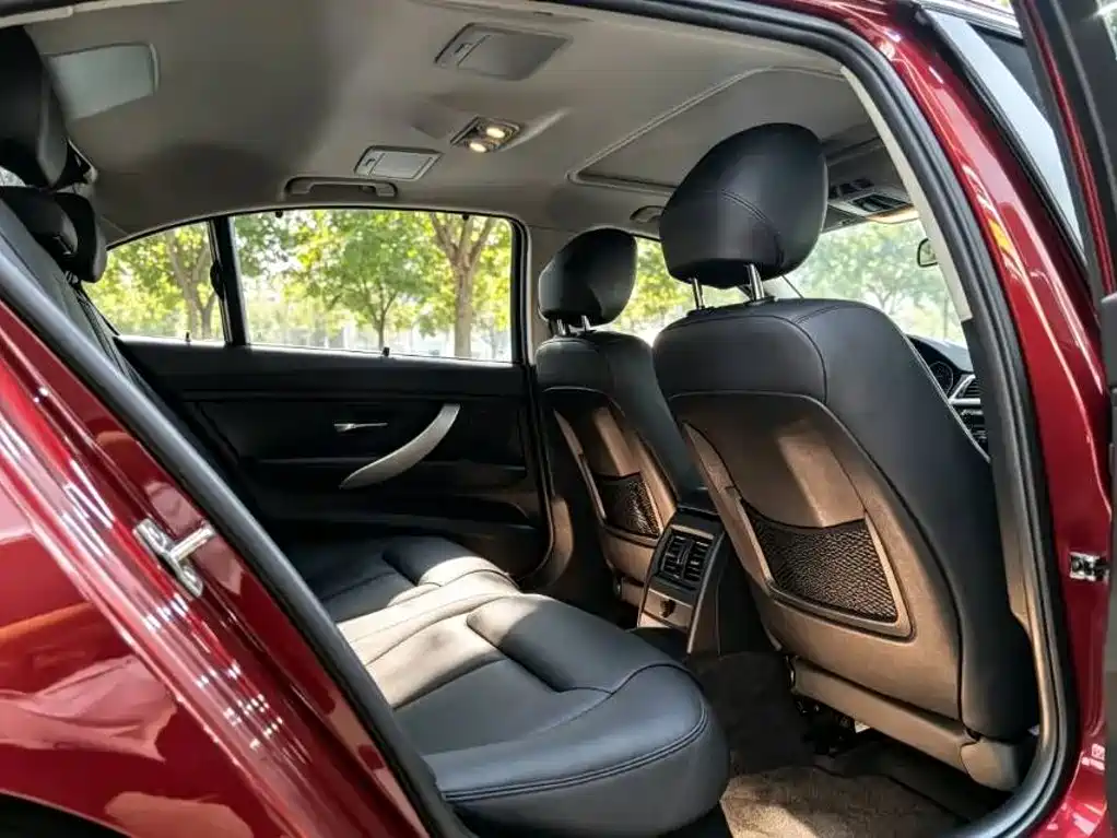 Photo 8 - BMW 3 Series