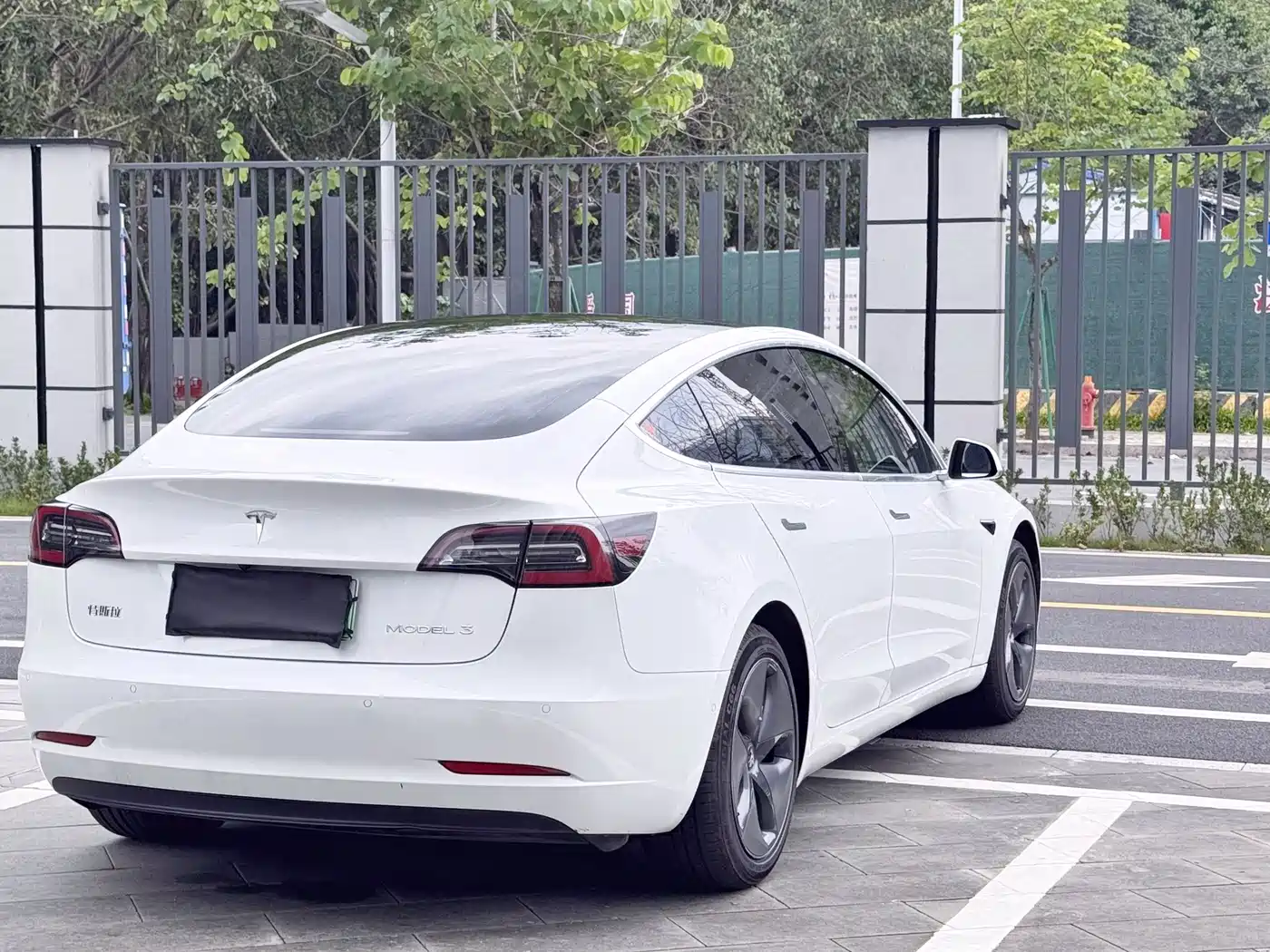 TESLA MODEL 3