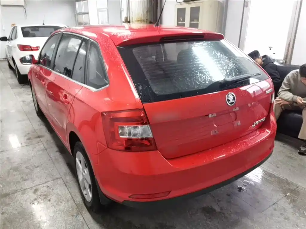 Škoda Skoda Rapid Spaceback 2016 Facelift 1.6L Manual Innovation Edition фото 5