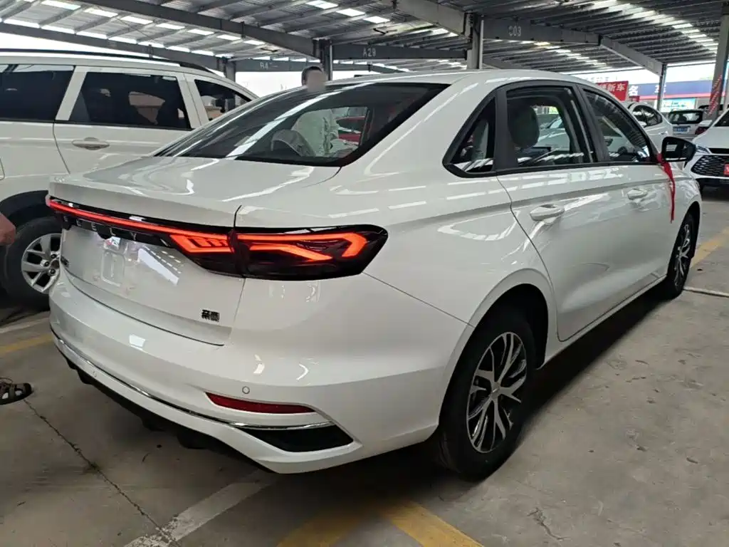 Фото 7 - Geely Emgrand