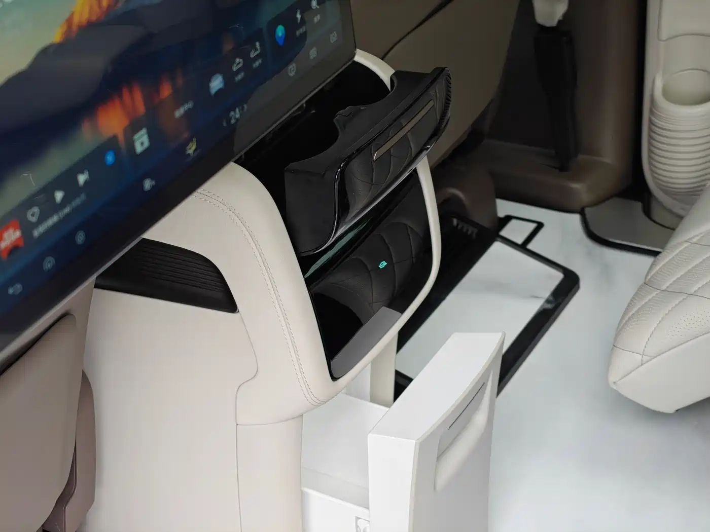 Denza D9 2022 DM-i 970 AWD Flagship фото 25