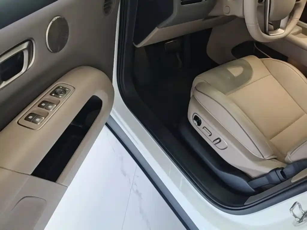 Li Auto i6 2026 2025 2WD Base Model