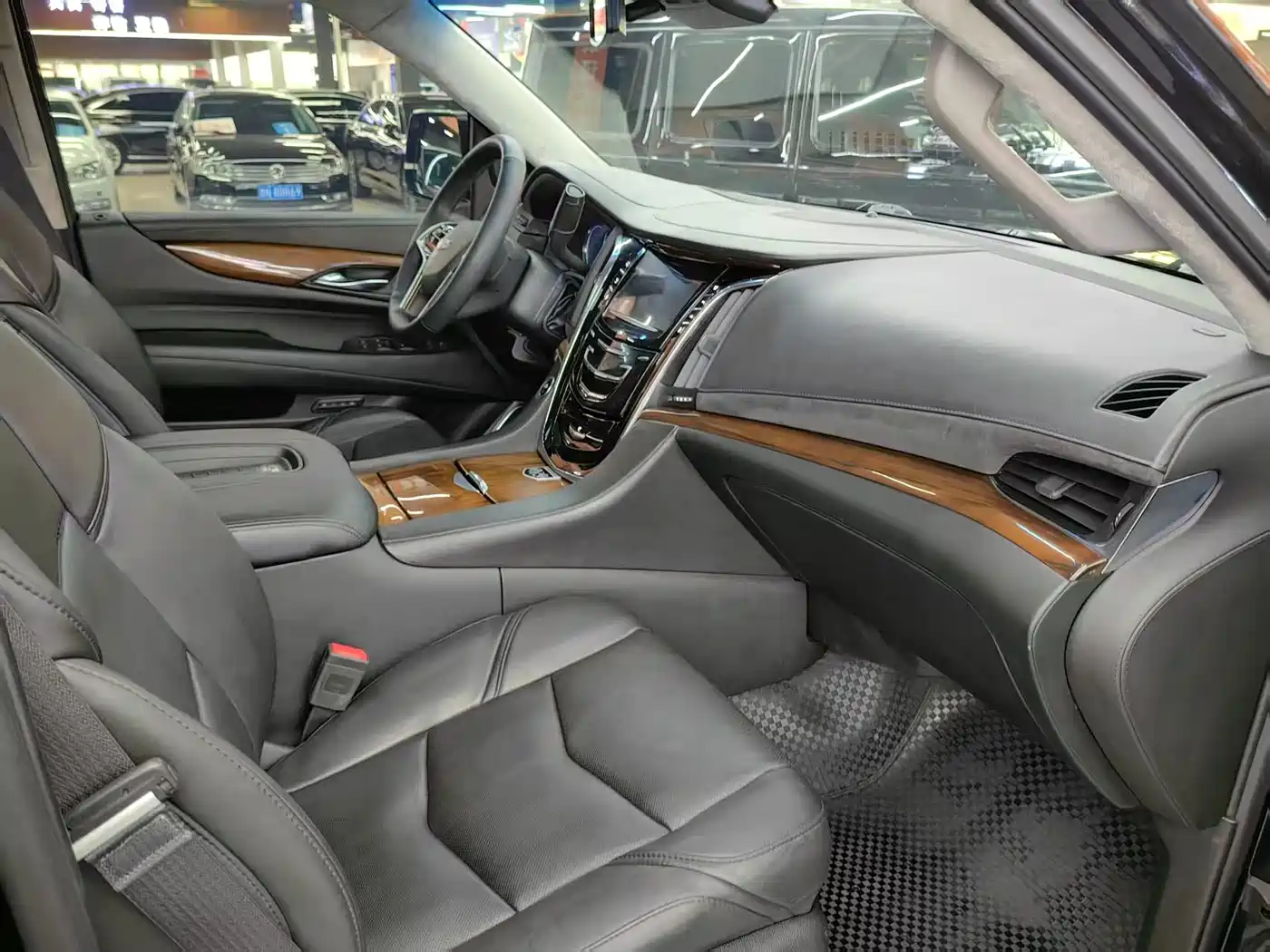 Cadillac Escalade 2017 6.2L ESV Platinum Extended фото 4