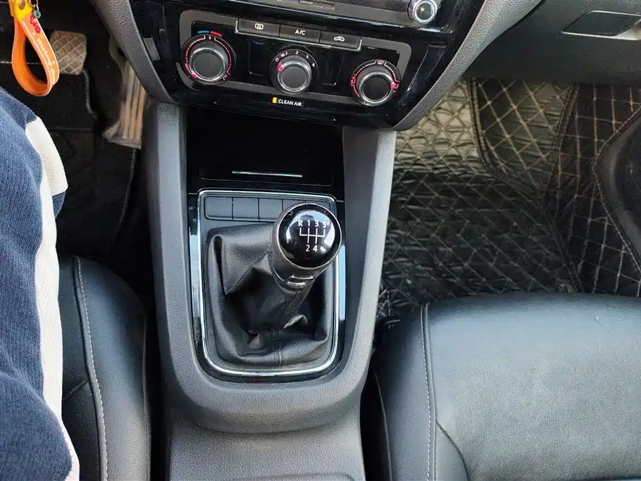 Volkswagen Sagitar 2015 1.6L Manual Comfort фото 16