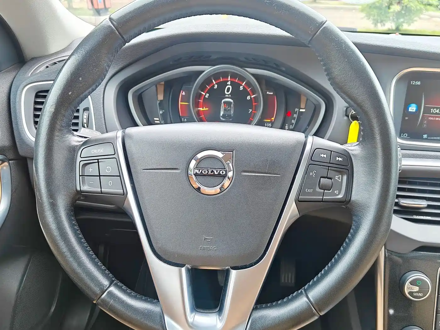 Фото 18 - Volvo V40