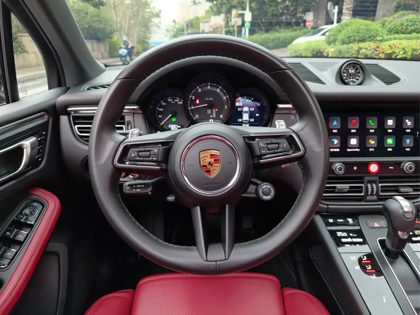 PORSCHE MACAN