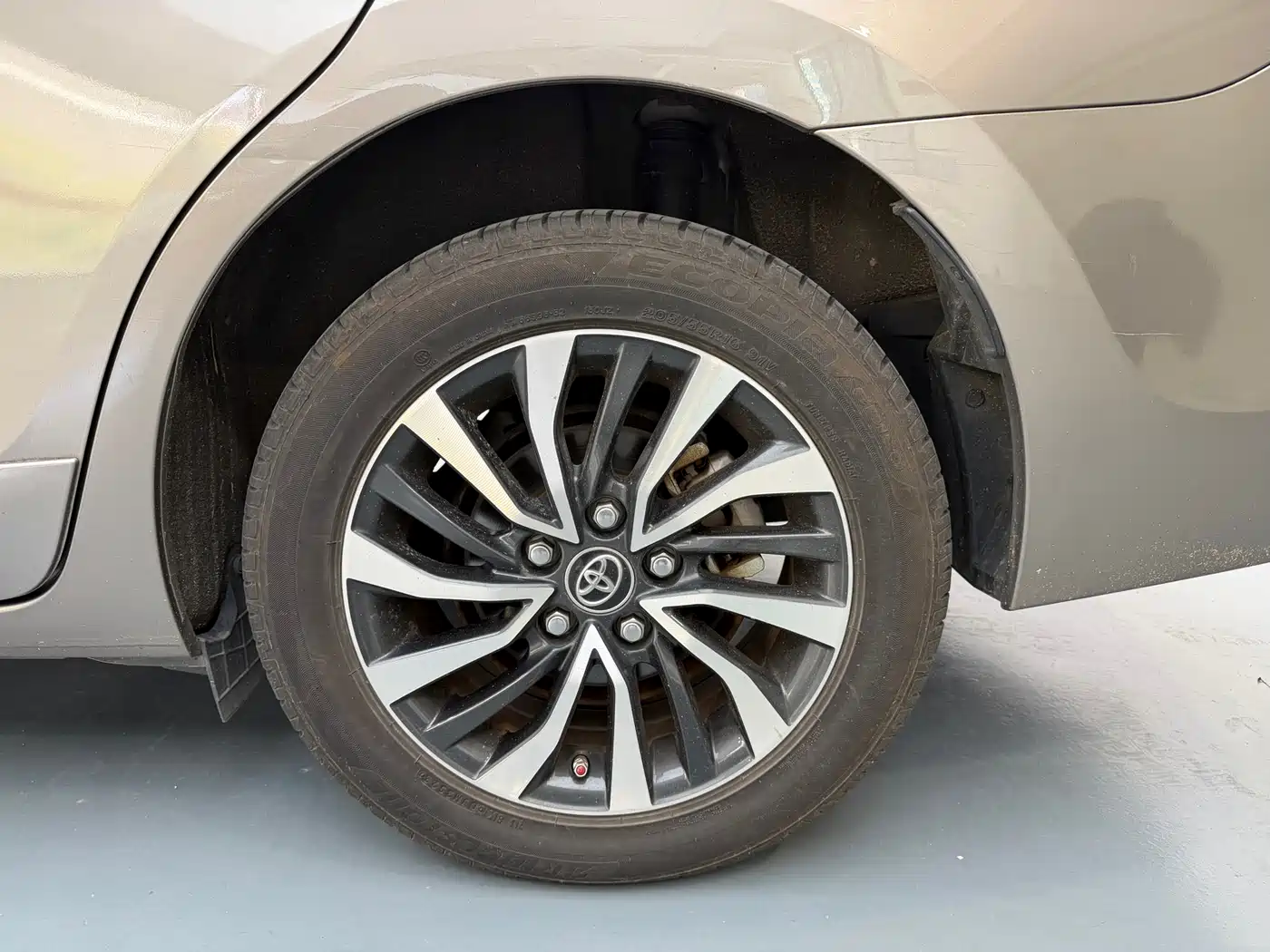 Toyota Corolla 2016 Dual Hybrid 1.8L E-CVT Elite Edition фото 19