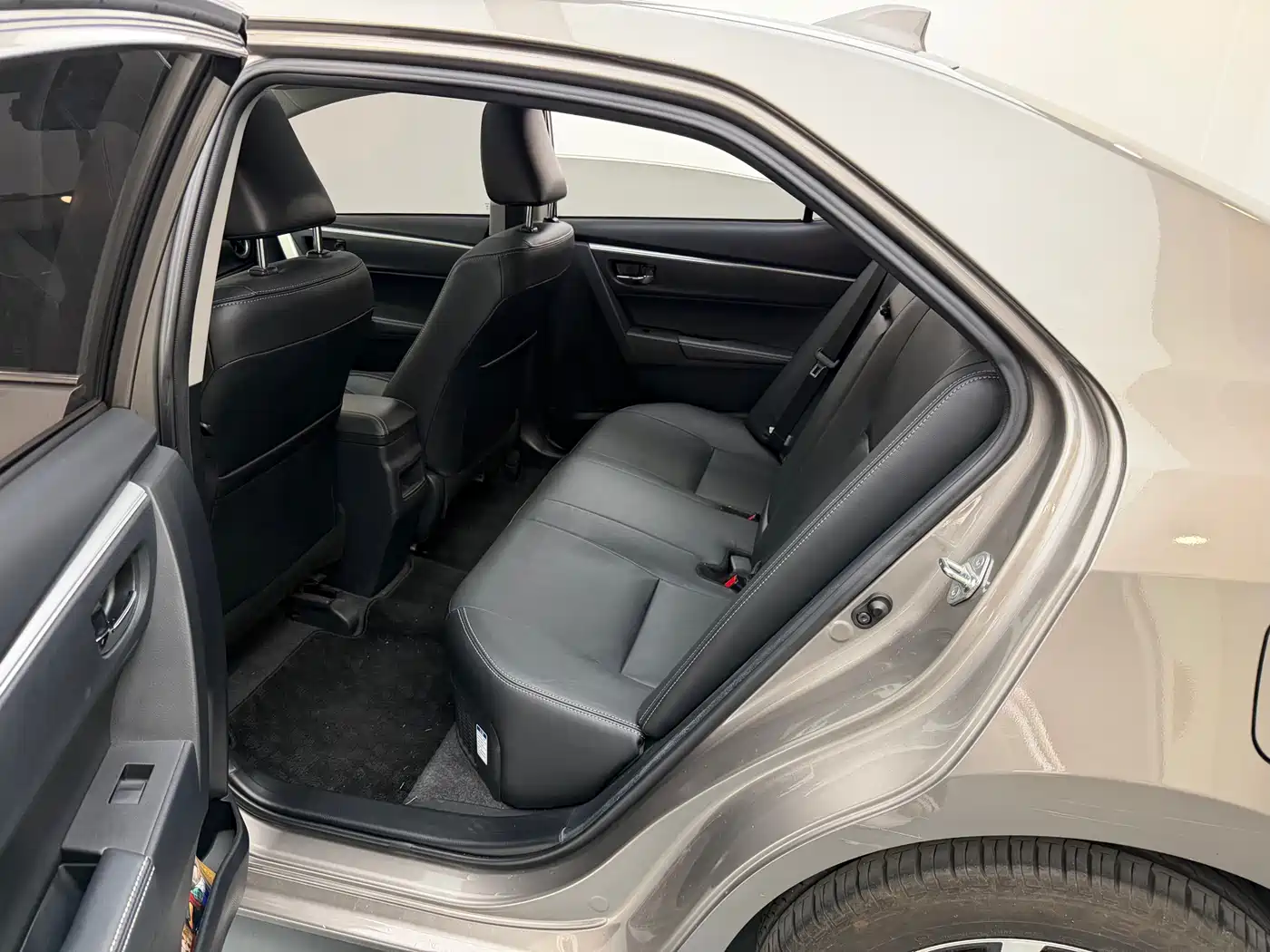 Toyota Corolla 2016 Dual Hybrid 1.8L E-CVT Elite Edition фото 9
