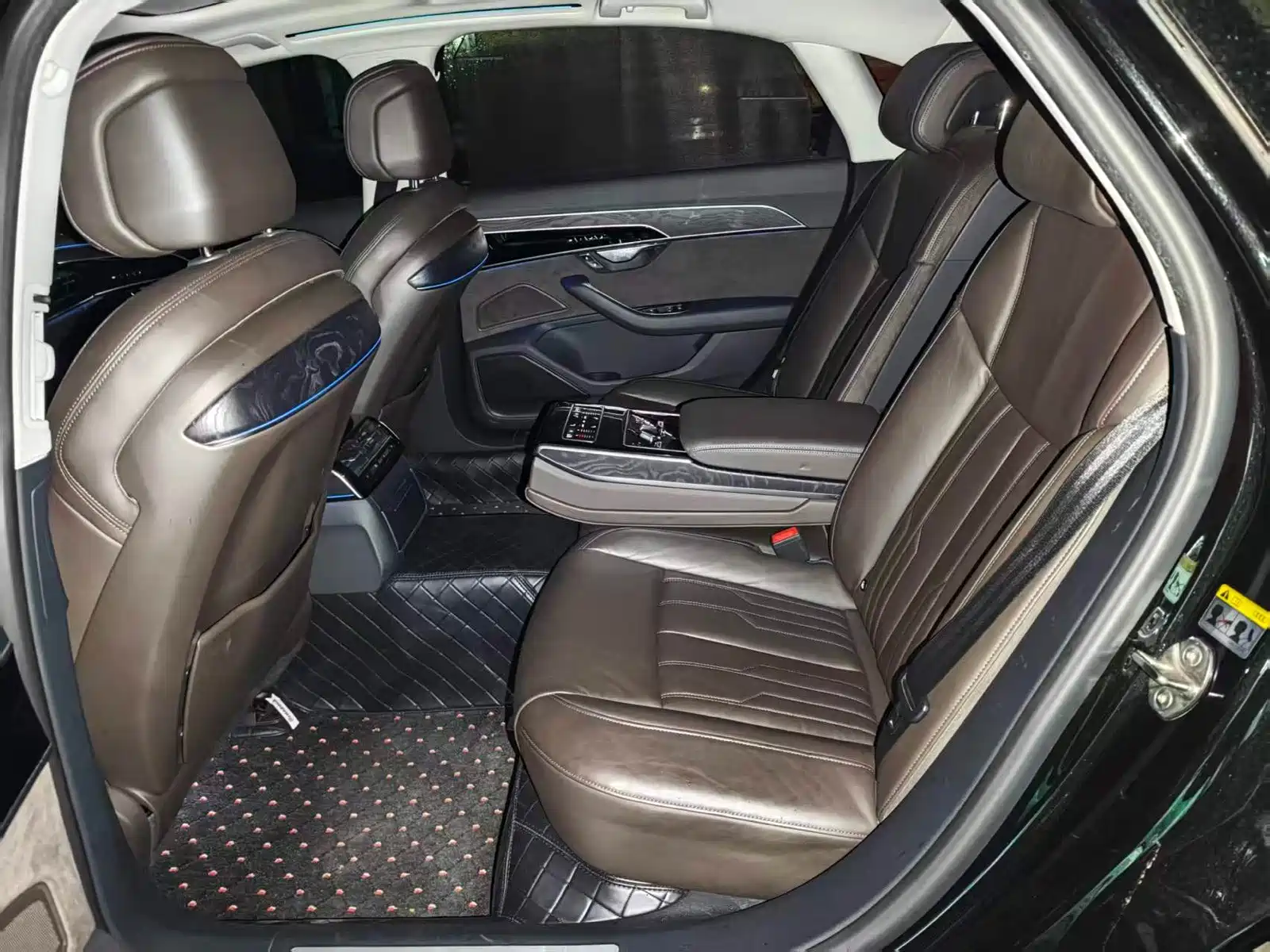 صورة 7 - Audi A8
