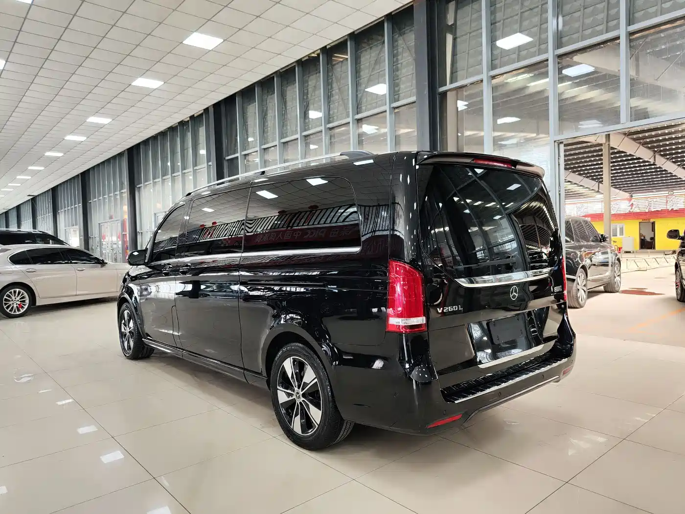 Mercedes-Benz V-Class 2021 V 260 L Long Wheelbase Premium Edition фото 29