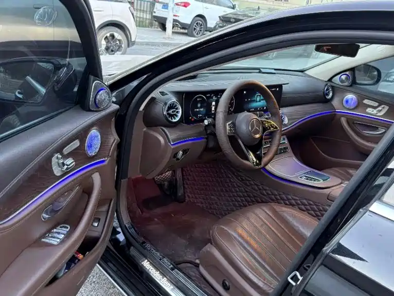 Фото 4 - Mercedes-Benz E-Class