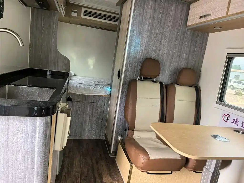 SAIC Maxus Xintu V80 2018 2.5T AMT Aoyun Short Wheelbase Ultra Low Roof 5-6-seater фото 10