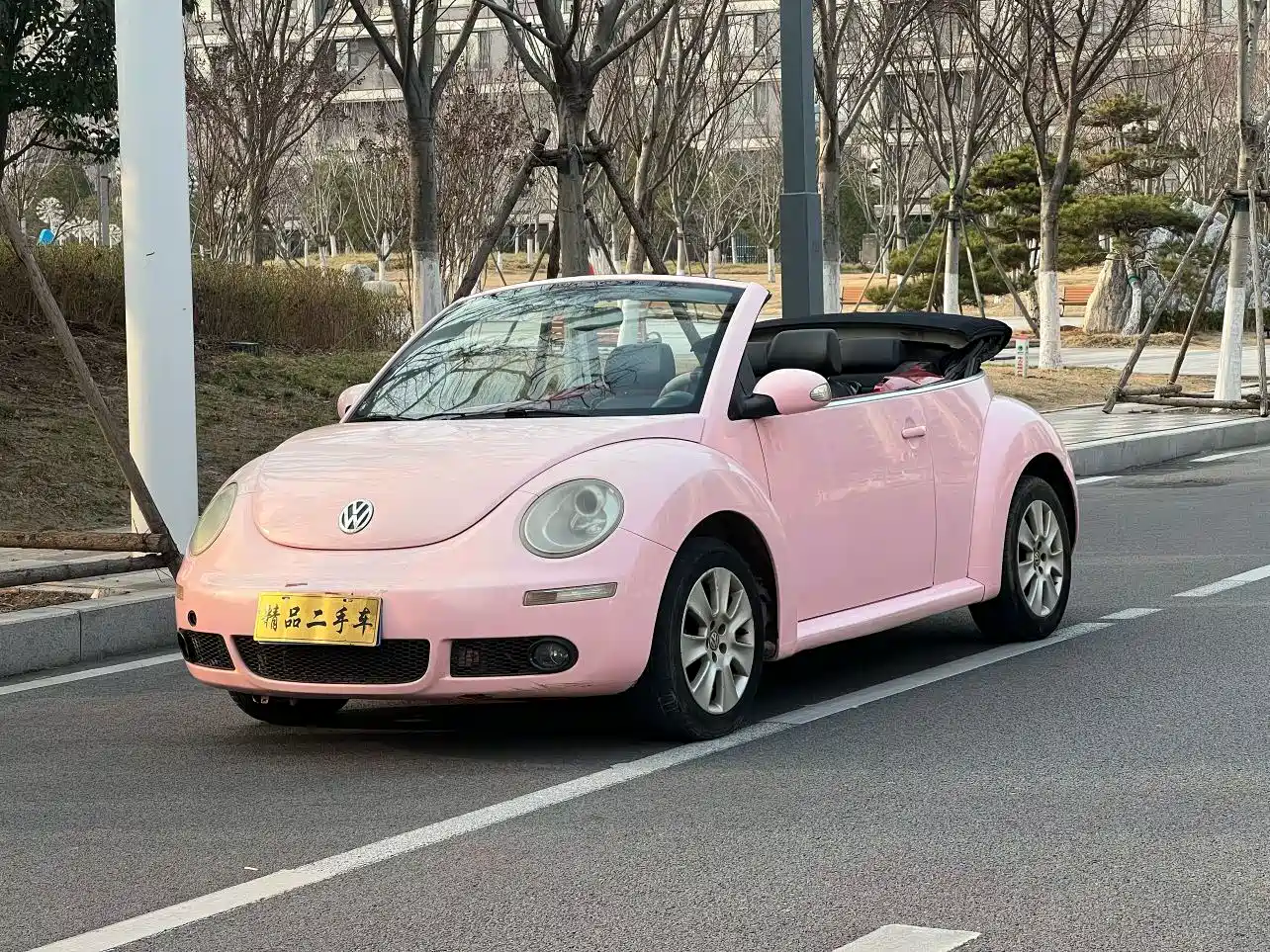 Volkswagen Beetle 2010 Model 2.0 BlackOrange Convertible Luxury Edition