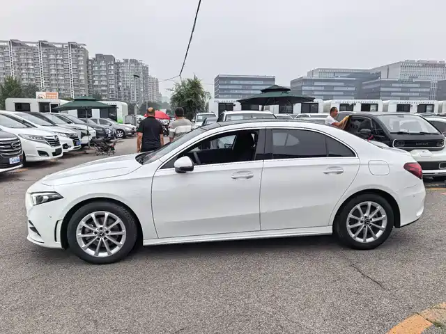 Mercedes-Benz A-Class 2023 A 200 L Dynamic — фото 3