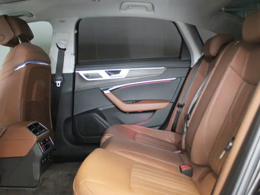 Фото 9 - Audi A6L