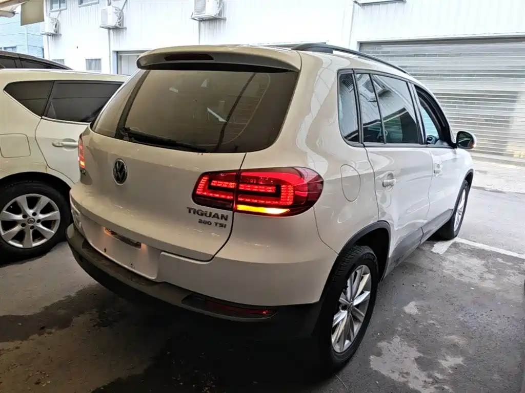 VOLKSWAGEN TIGUAN