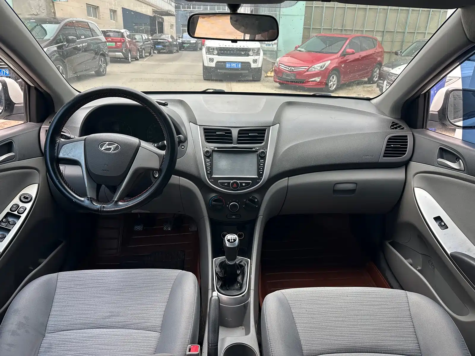 Photo 7 - Hyundai Verna