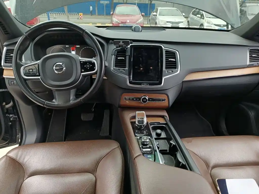صورة 10 - Volvo XC90