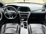 Photo 6 - Hyundai Sonata