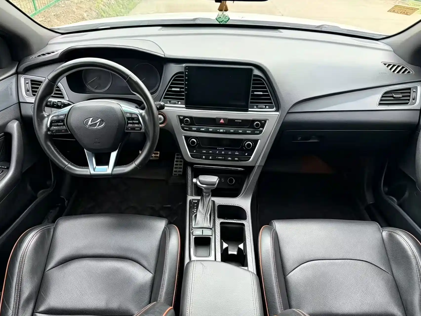 Photo 6 - Hyundai Sonata