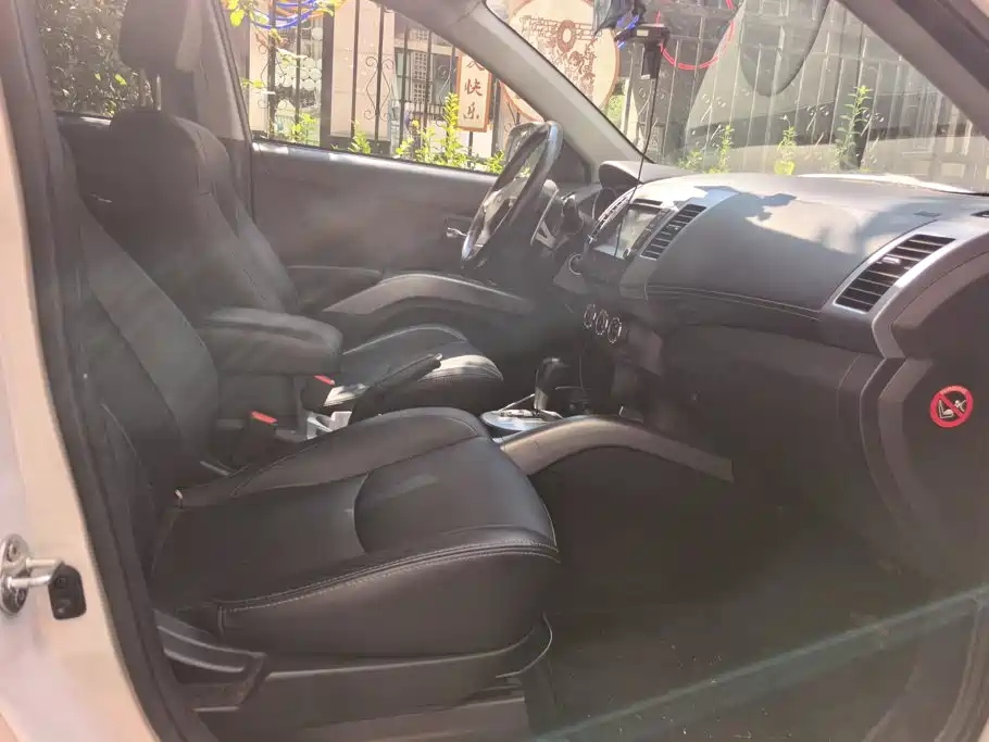 Mitsubishi Outlander (Import) 2012 2012 Outlander 2.4 Fashion Navigation Edition