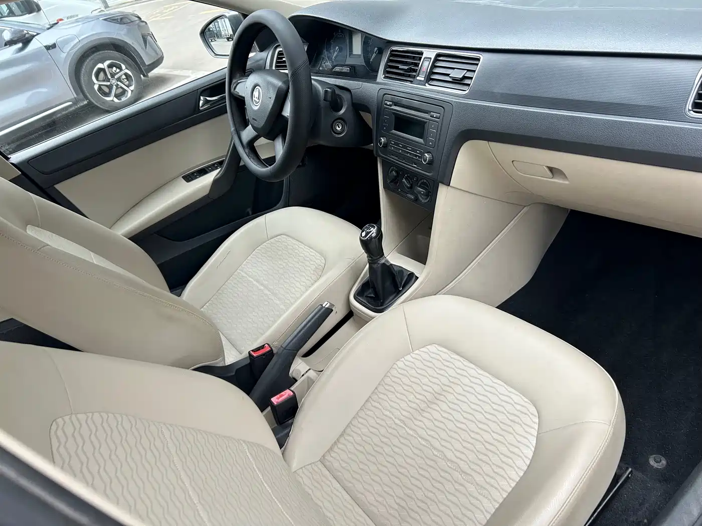Škoda Rapid 2013 1.6L Manual Smart Selection фото 13