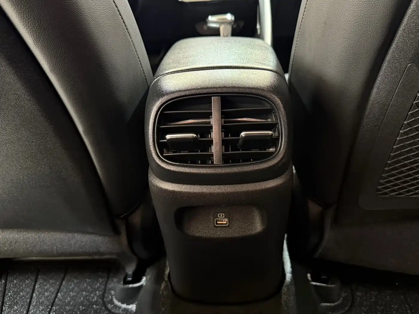 Hyundai Elantra 2022 1.5L CVT LUX Premium Edition фото 19