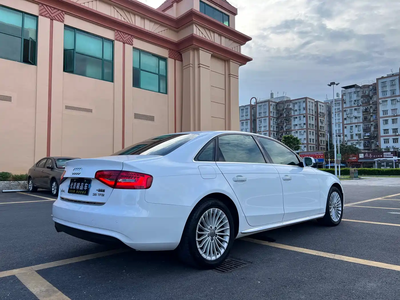 Фото 4 - Audi A4L