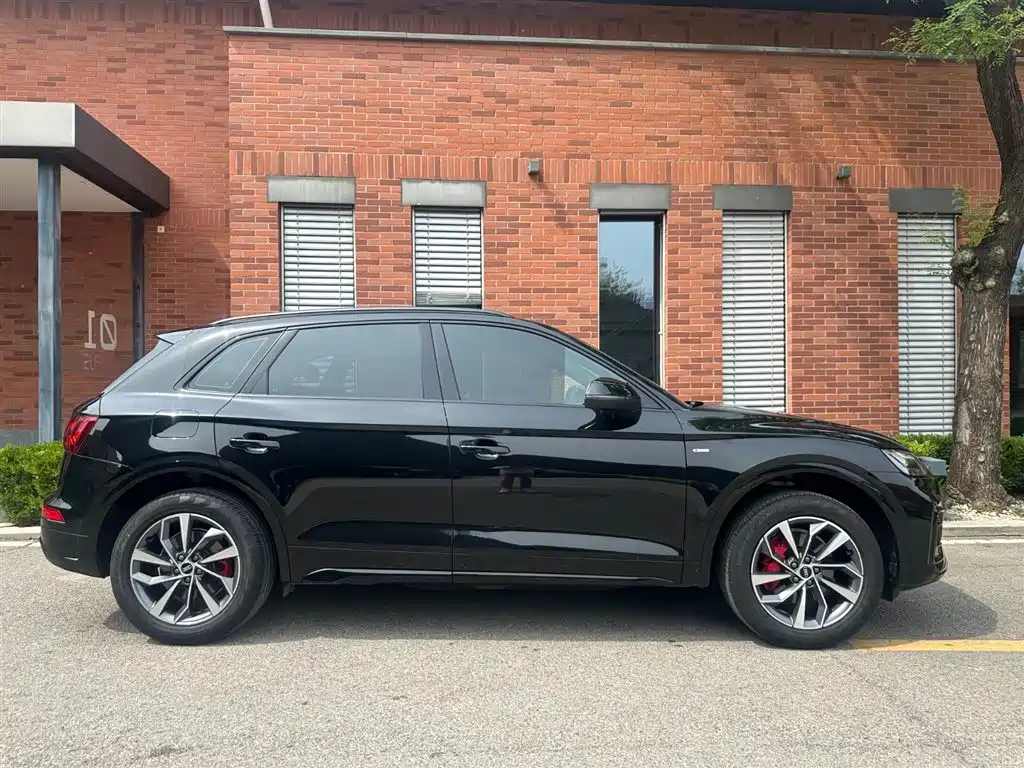 Audi Q5L 2024 Model 40 TFSI Luxury Dynamic фото 3