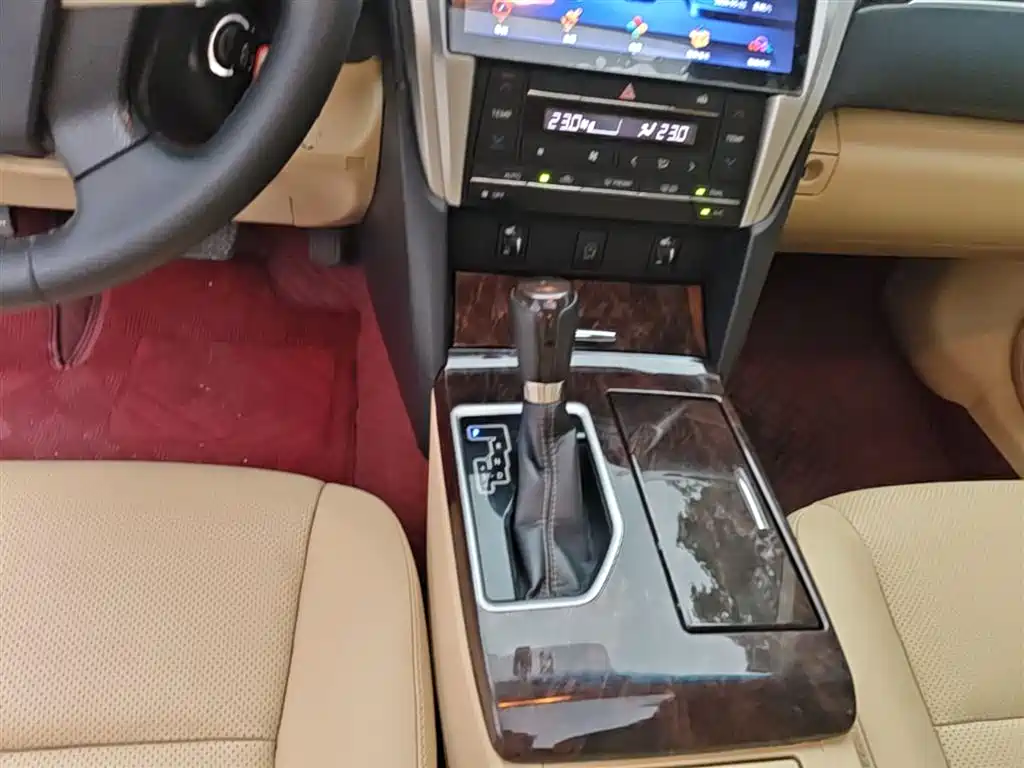Toyota Camry 2016 2.0G 10th Anniversary Leading Edition фото 14