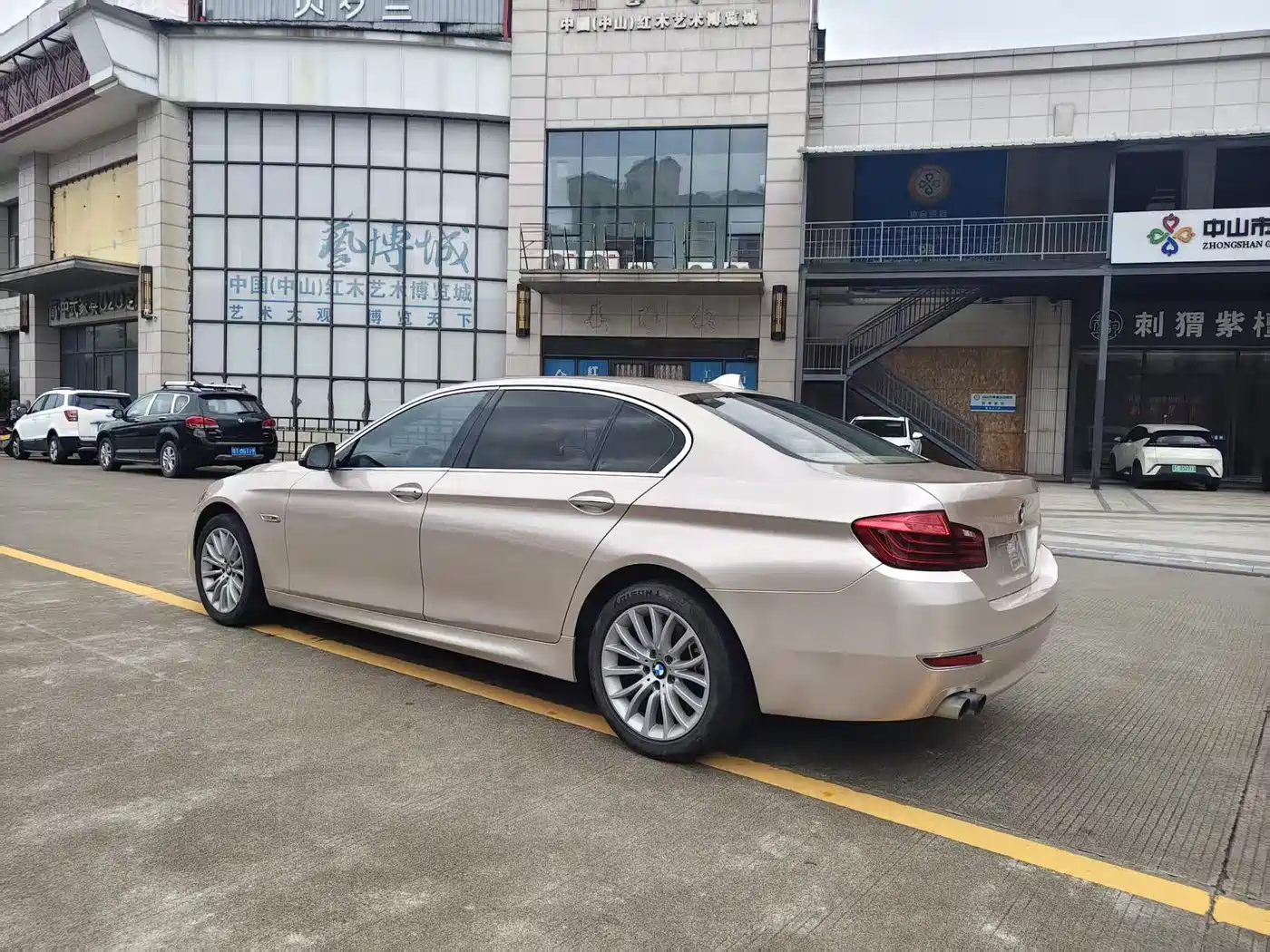 BMW 5 Series 2014 525Li Luxury Design Package фото 4