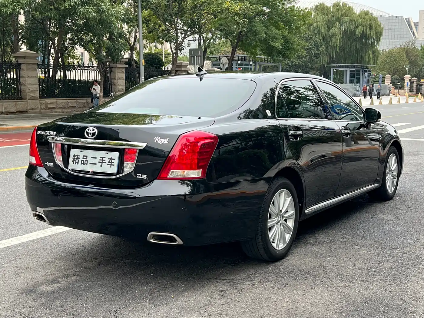 Toyota Crown 2010 2.5L Royal Leather Navigation Edition фото 4