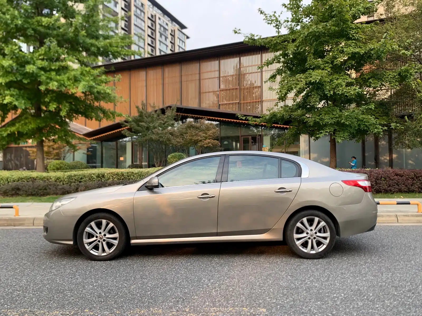 Фото 4 - Renault Latitude