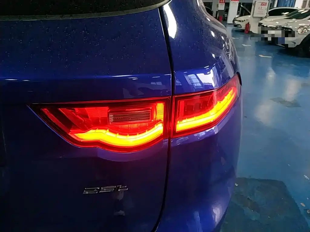Photo 8 - Jaguar F-PACE