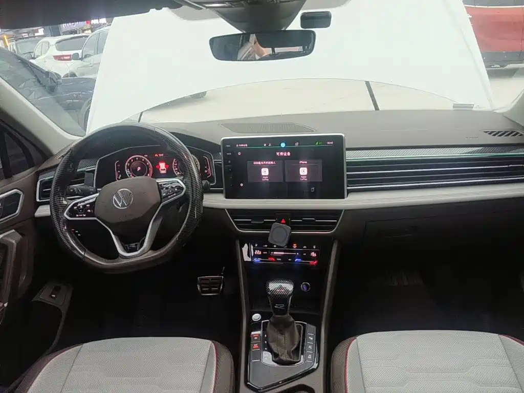 Photo 11 - Volkswagen Tiguan L