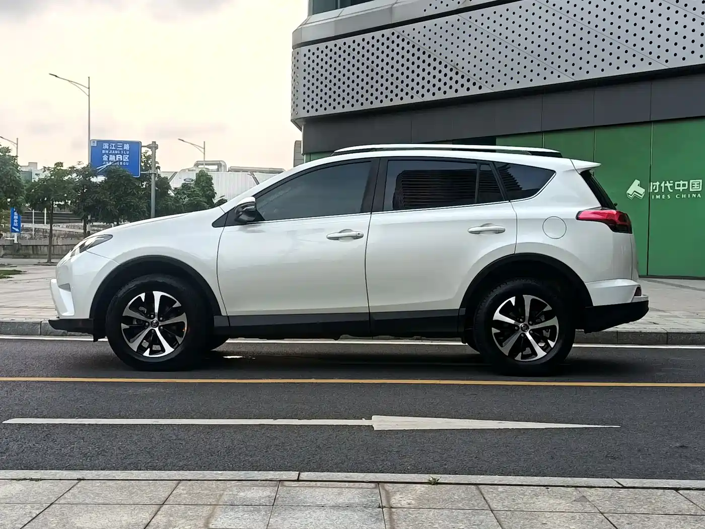 Toyota RAV4 Rongfang 2016 2.0L CVT 2WD Urban (China V) фото 21